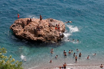 Adrenalin tutkunları yasak dinlemiyor: Konyaaltı'na akın ettiler