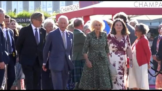 Re Carlo III e la regina Camilla visitano la London flower show