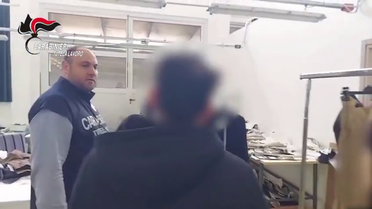 Operai cinesi sfruttati, le immagini della fabbrica-dormitorio nell'hinterland di Milano