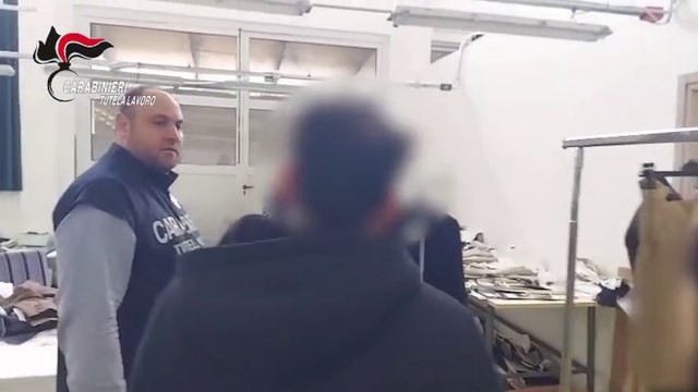 Operai cinesi sfruttati, le immagini della fabbrica-dormitorio nell'hinterland di Milano