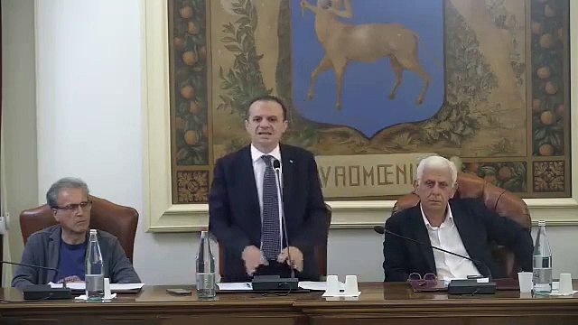 Cateno De Luca - La qualità del servizio di raccolta dei rifiuti a Taormina è migliorato! (19.05.25)