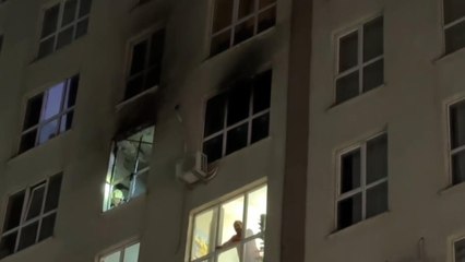 Esenyurt'ta sitede yangın; 8'nci kattan atlayan kadın hastaneye kaldırıldıyangın