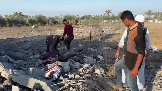 فلسطينيون يعاينون آثار الدمار بعد قصف دامٍ على دير البلح