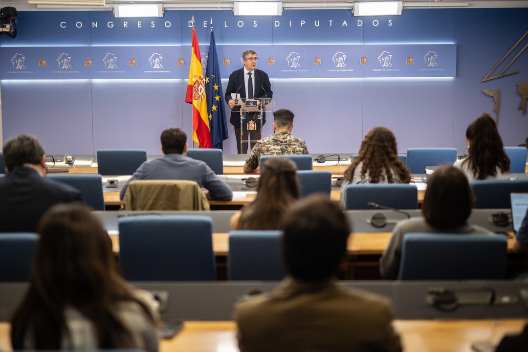 Patxi López abandona la rueda de prensa del Congreso tras ser interrumpida por varios agitadores ultras