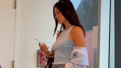 Virale video: Vrouw laat internetgebruikers in verwarring achter terwijl ze wordt gefilmd met een 'transparante telefoon'