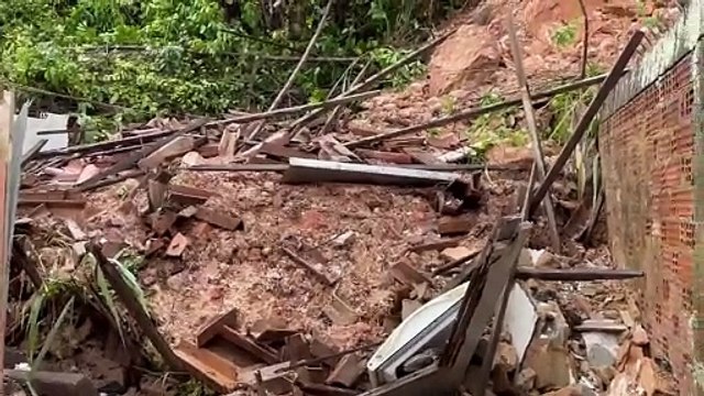 Casa fica destruída após enxurrada no Vale do Reginaldo