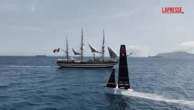 Amerigo Vespucci e Luna Rossa veleggiano insieme al largo di Cagliari