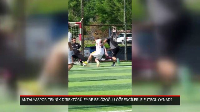 Antalyaspor Teknik Direktörü Emre Belözoğlu, öğrencilerle futbol oynadı