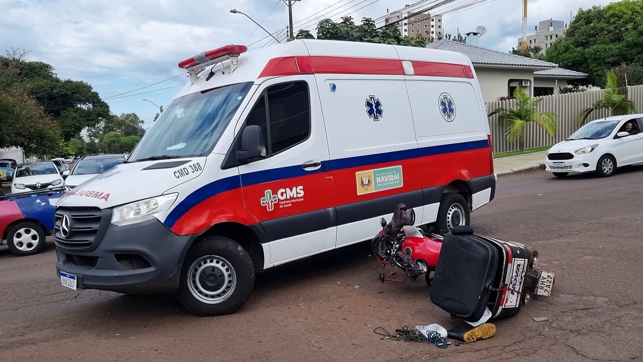 Acidente entre ambulância e motocicleta deixa homem ferido no bairro Neva, em Cascavel