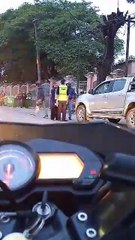 Intentó atropellar a un agente de tránsitos en un control