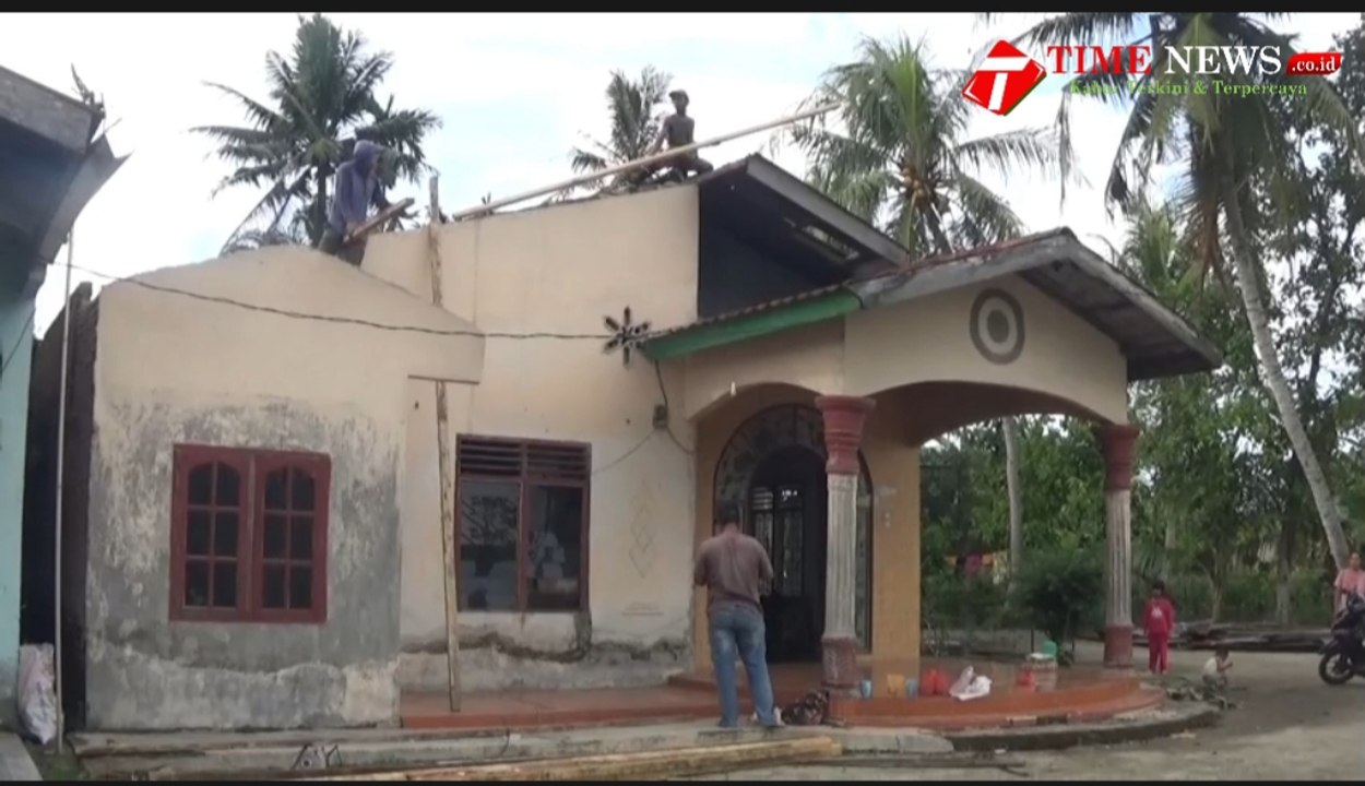 6 Rumah Di Desa Tanah Merah Rusak Akibat Dihantam Angin Puting Beliung.