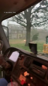 Ces ouvriers se retrouvent coincés dans une tornade