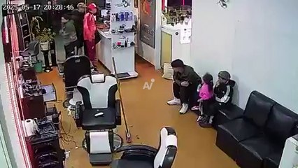 VIDEO: ¡No les importó! Ladrones atracaron una peluquería con niños como testigos