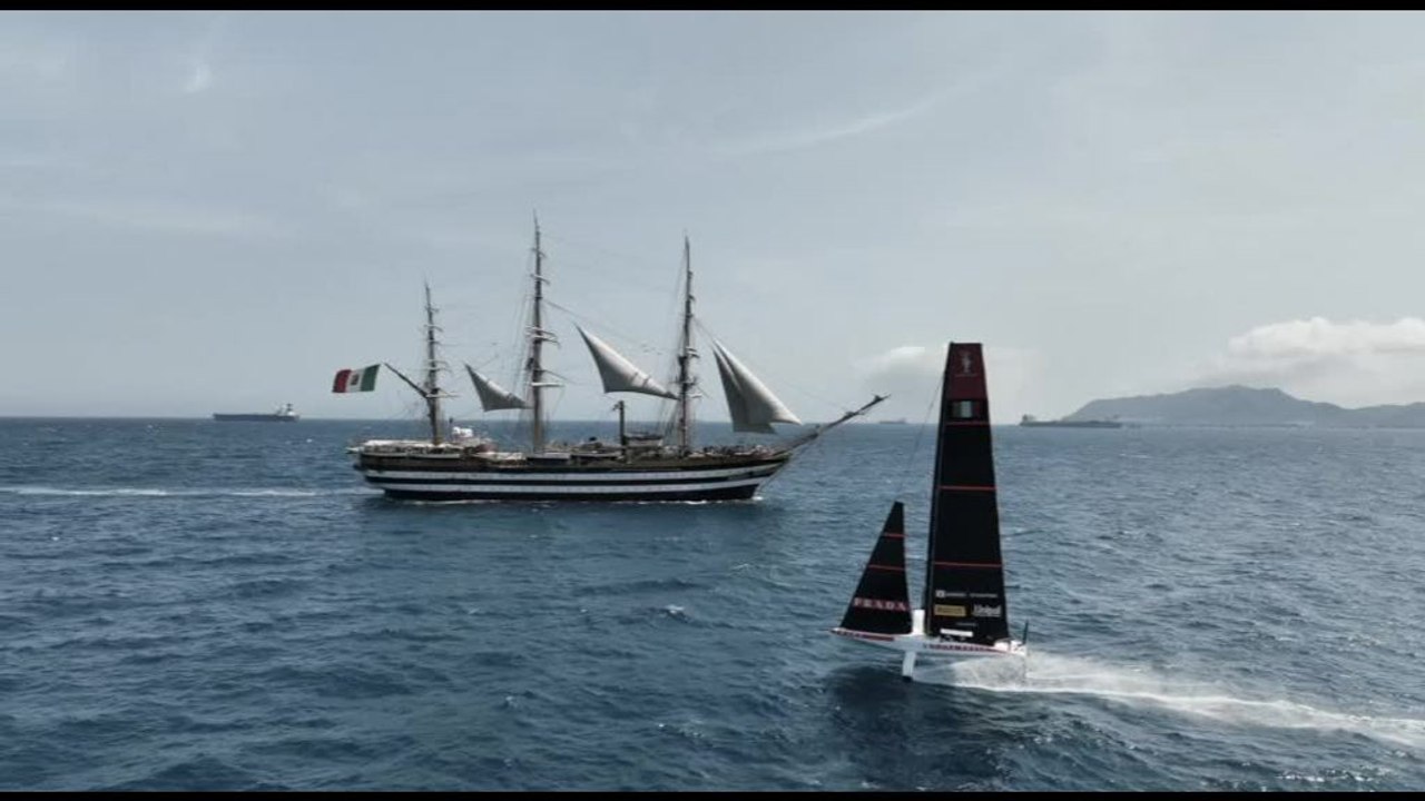 Nave Amerigo Vespucci e Luna Rossa veleggiano insieme a Cagliari