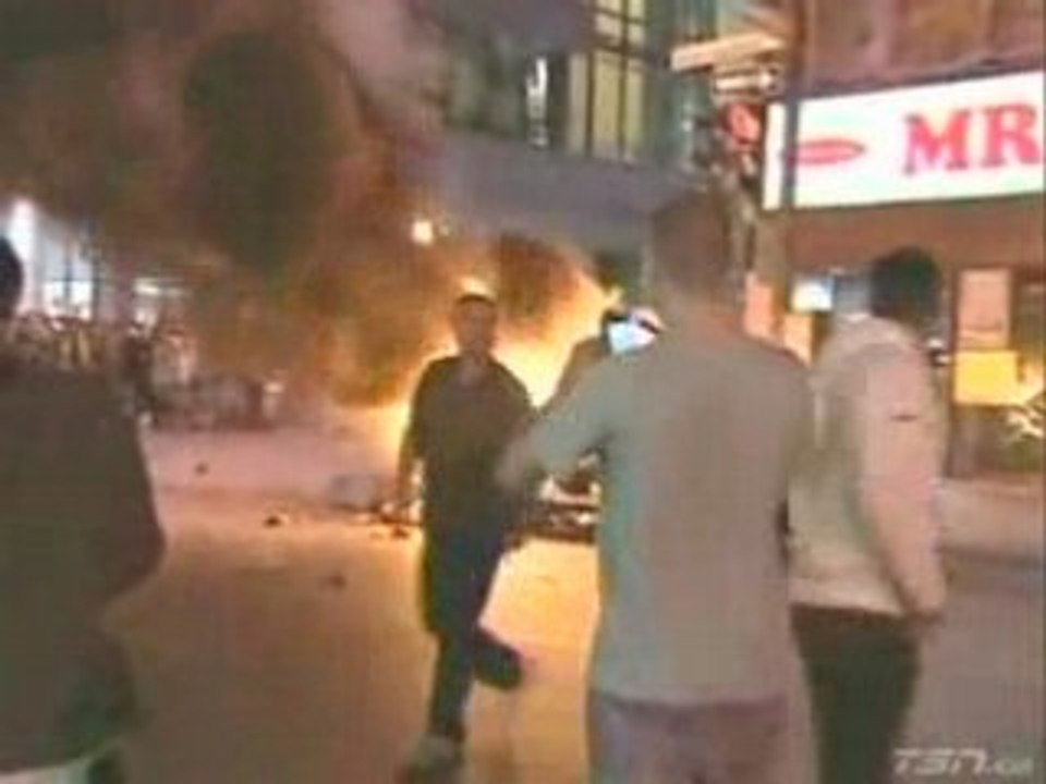 Pompier dans une emeute à montreal 22 avril 2008