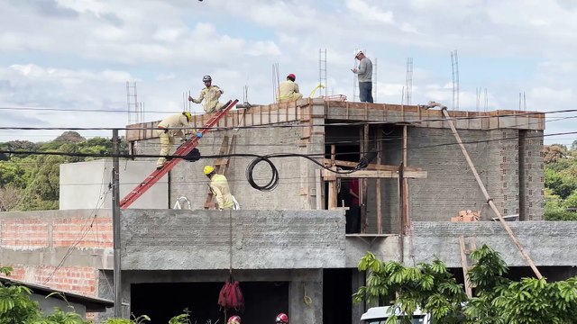 Resgate em altura: Estrutura cede e trabalhador é socorrido em cobertura de imóvel