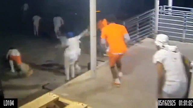 Fuga de película en Nueva Orleans: 10 reos escapan por hueco detrás de un retrete (Videos)