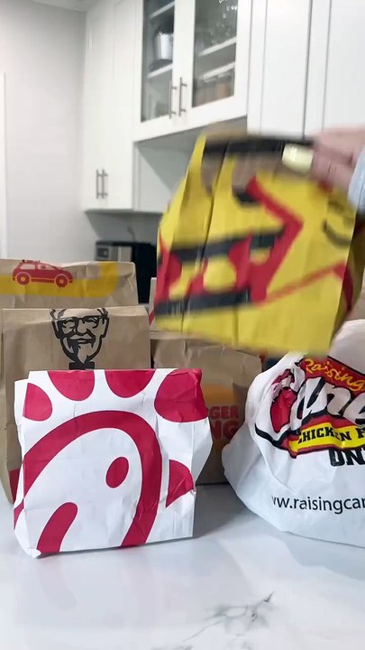 Follow for more ASMR videos🌮🍟 Credits: @nicole_pamelaaa #mukbang #asmr #fastfood #asmreating