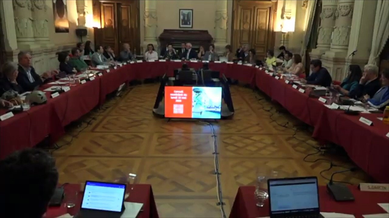 Savoie : Pensant son micro éteint, le maire socialiste de Chambéry insulte un élu de droite en plein conseil municipal en le traitant de "connard"