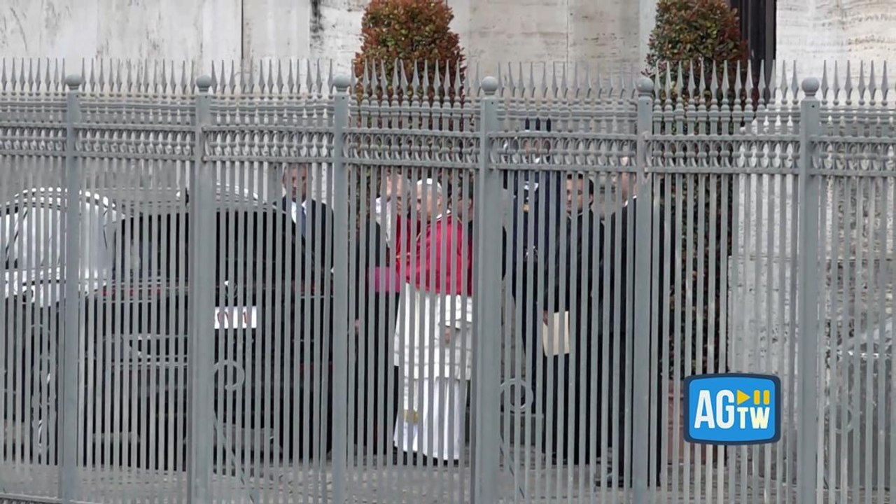 Papa Leone XIV arriva nella basilica di San Paolo fuori le Mura, i fedeli lo aspettano fra cori e bandiere
