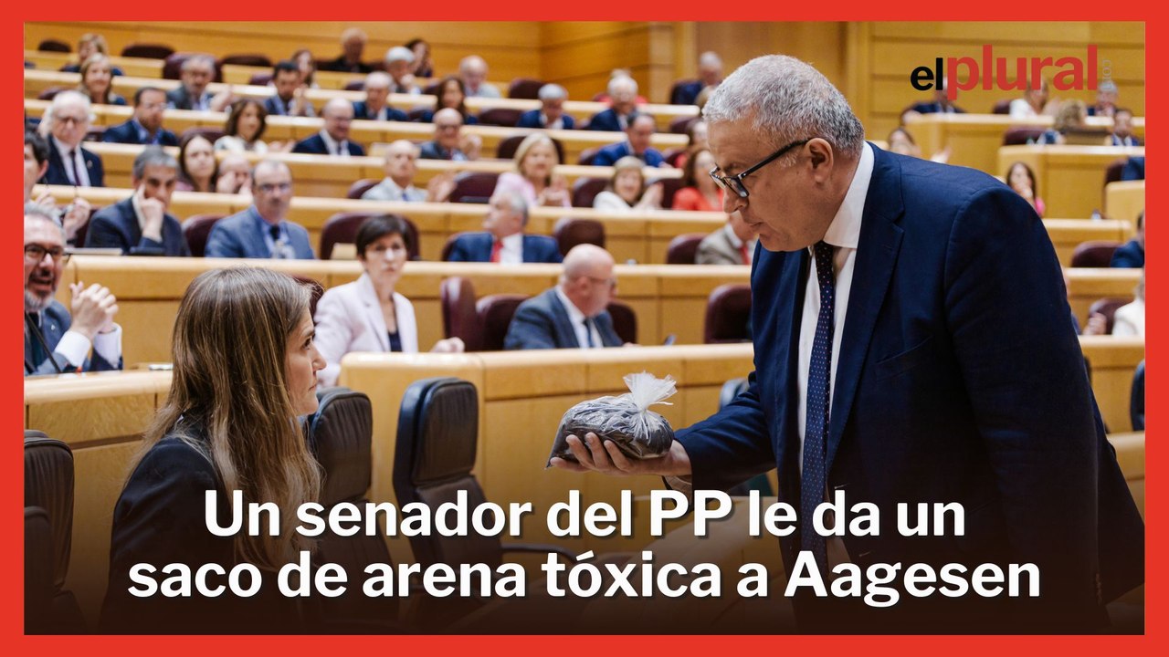 Bronca en el Senado: un senador del PP entrega a Aagesen un saco de arena tóxica en mitad del pleno