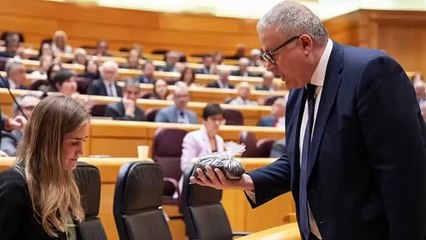Bronca en el Senado después de que Bernabé entregara a la ministra Aagesen un saco de arena tóxica