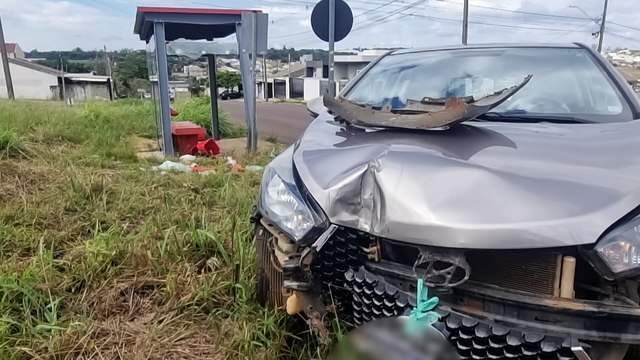 HB20 destrói ponto de ônibus no Florais do Paraná em Cascavel