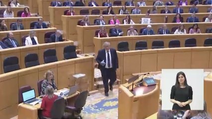 Bronca en Senado después de que un senador del PP entregara a Aagesen un saco de arena tóxica