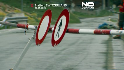 Mucche evacuate in elicottero da villaggio svizzero per rischio frana