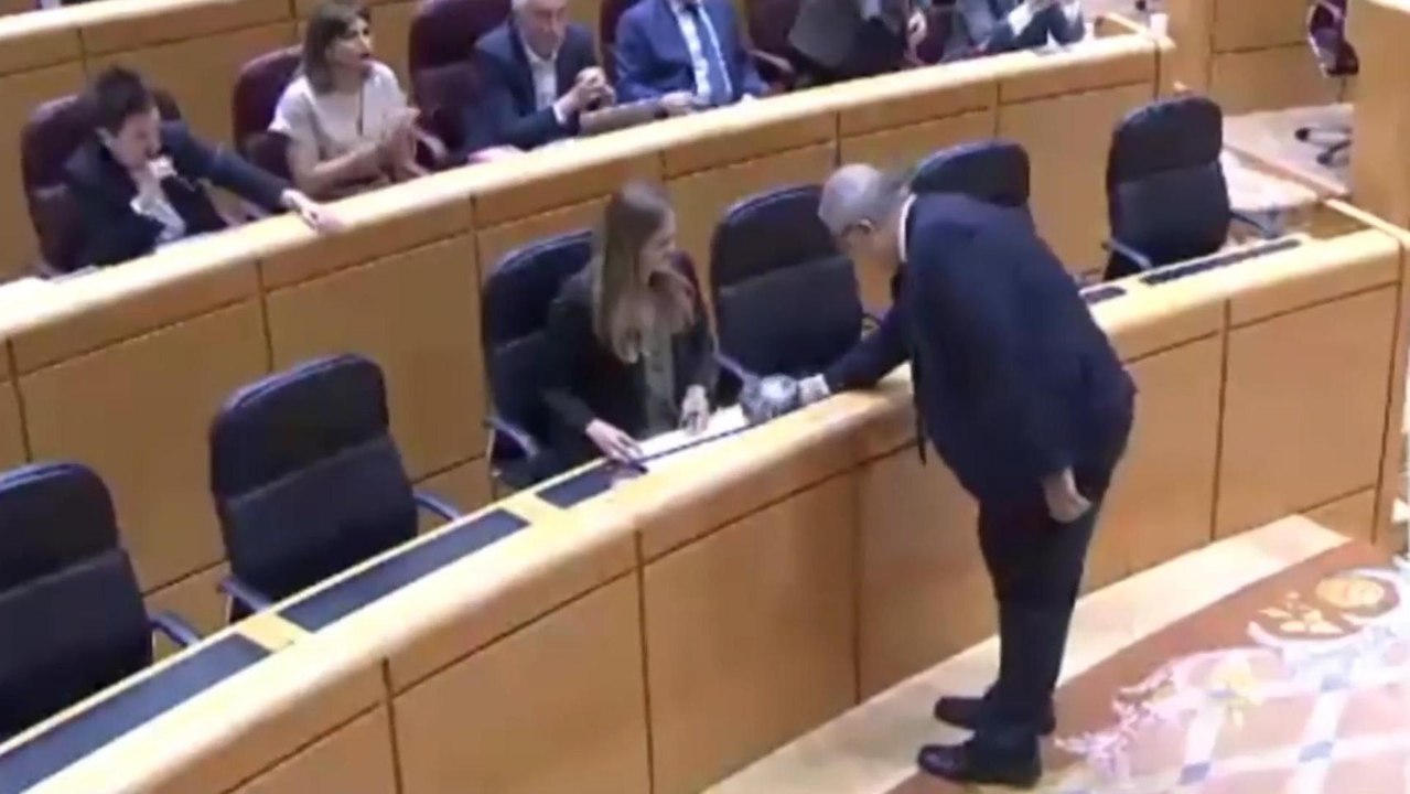 El senador del PP, Francisco Bernabé, entrega a la ministra para la Transición Ecológica, Sara Aagesen, un saco con estériles mineros de la bahía de Portmán