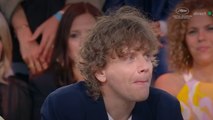 “Je ne suis pas très contente” : Alex Lutz se fait gronder par sa maman sur le plateau de 