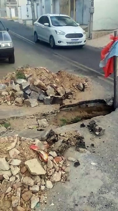 Morador do bairro da Maternidade em Patos denuncia galeria estourada que está interditando rua há quase dois meses