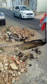 Morador do bairro da Maternidade em Patos denuncia galeria estourada que está interditando rua há quase dois meses