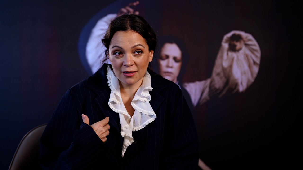 Natalia Lafourcade regresa teatral y desdoblada: "Cantar es un servicio"