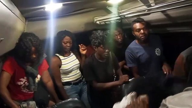 En autobús de transporte público detienen 12 inmigrantes haitianos indocumentados en Dajabón