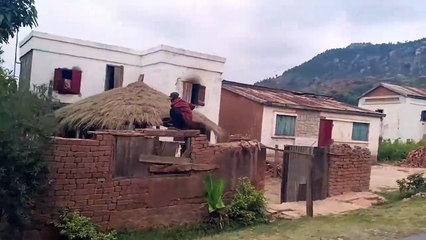Rouler sur la route des hauts plateaux, de Tana jusqu'à Faratsiho, la balade en moto avec mon cousin