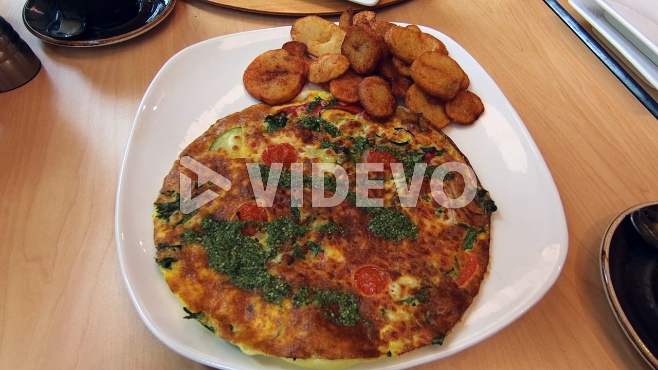Omelette, potato's , fries, meal, plate, restaurant, brunch, lunch, dinner, nutrition, food, breakfast, dish, delicious healthy frittata, vegetarian, gastronomy