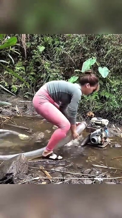 Gadis cantik cari ikan