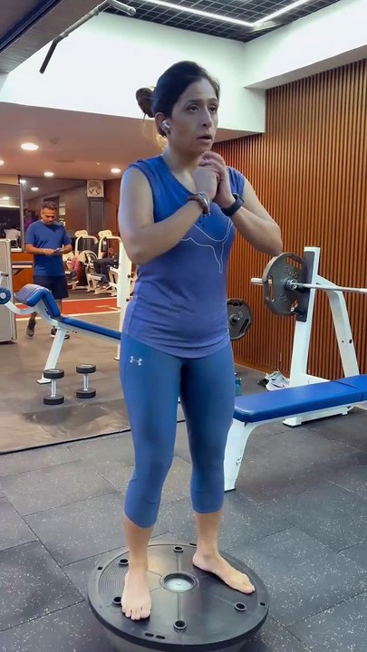 Bosu Ball Squats Benefits | Leg Workout at Premium Gym in Chandigarh – Bodyzone