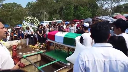 Dan el último adiós a América Yamileth envuelta en la Bandera de México  (1)