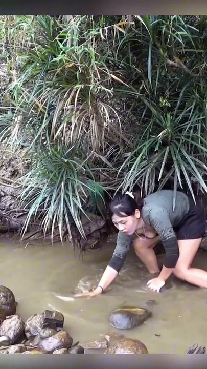 Gadis cantik cari ikan