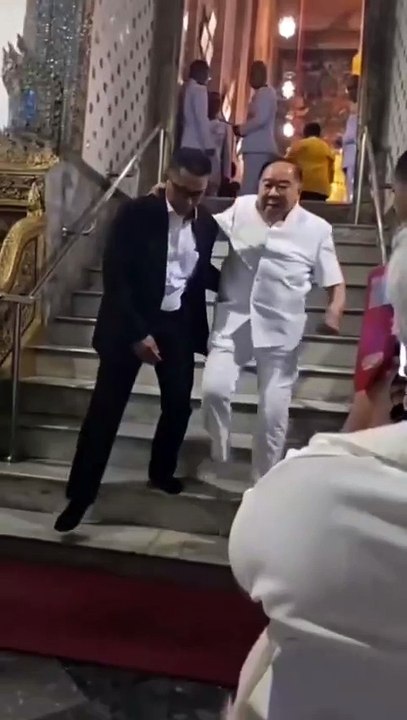 นาทีระทึก "ลุงป้อม" ลื่นล้มบันไดวัด ไม่ใช่แค่เสียหลัก
