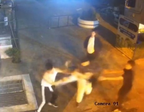 Sultangazi'de sokak ortasında tekmeli yumruklu kavga