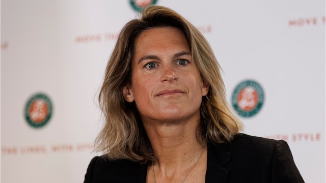 GALA VIDEO - Amélie Mauresmo en larmes : elle craque face à Mouloud Achour, le souvenir de son défunt père est toujours très vivace…