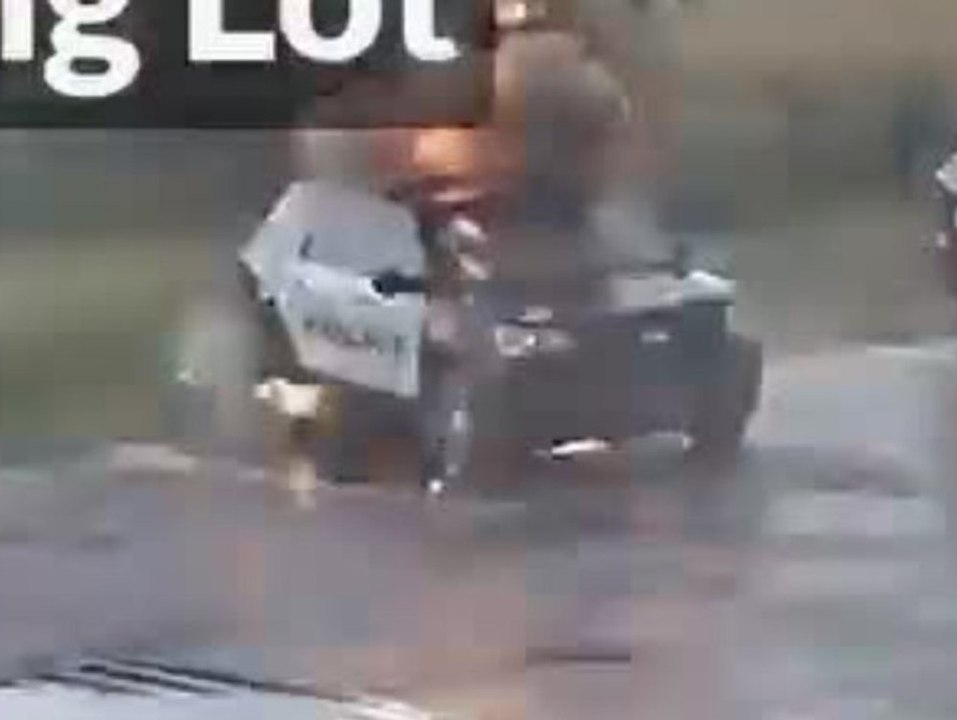 Auto von Blitz getroffen - Kamera hält den Moment fest