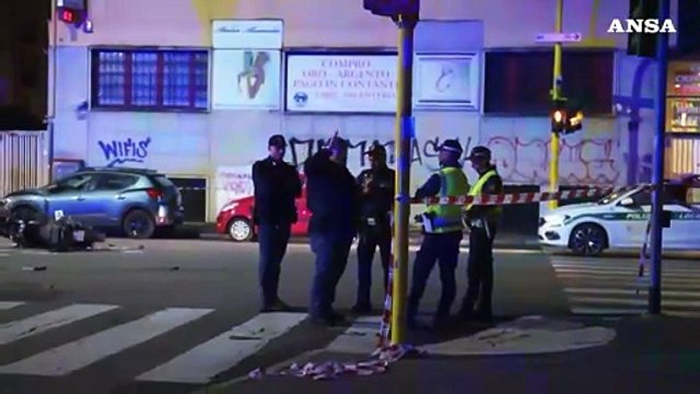 Cade dallo scooter mentre fugge dalla polizia e muore in ospedale a Milano