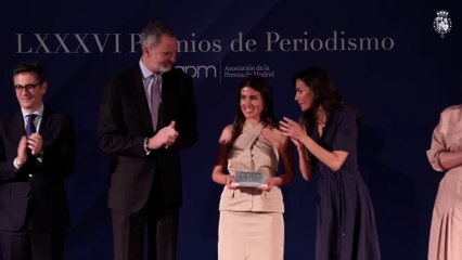 El Rey entrega el premio APM a Irene Dorta y reivindica la necesidad del periodismo: "Es esencial para la vida democrática"