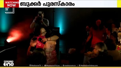 ഇന്റർനാഷണൽ ബുക്കർ പുരസ്കാരം കന്നഡ എഴുത്തുകാരി ബാനു മുഷ്‌താഖ് ഏറ്റുവാങ്ങി