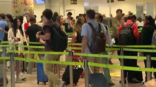 Los consumidores europeos denuncian a varias aerolíneas por cobrar equipaje de mano