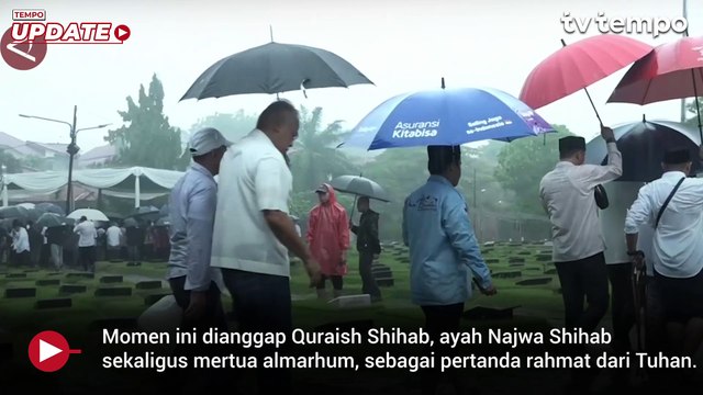 Proses Pemakaman Ibrahim Sjarief Assegaf di Tengah Hujan
